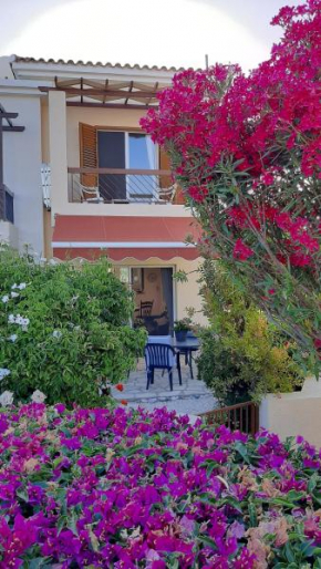 Eva Gardens corner house with stunning garden and huge swimming pool next to CORAL BAY